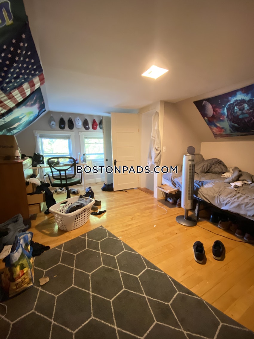 MEDFORD - TUFTS - 5 Beds, 2 Baths - Image 7