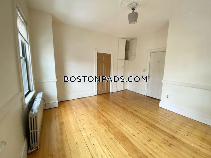 BOSTON - MISSION HILL - 4 Beds, 1 Bath - Image 4