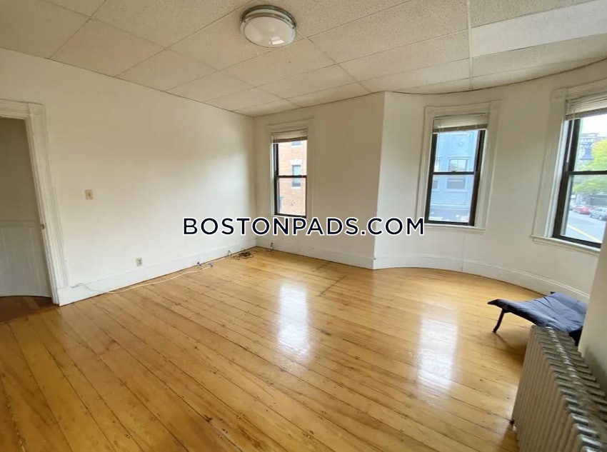 BOSTON - MISSION HILL - 4 Beds, 1 Bath - Image 2