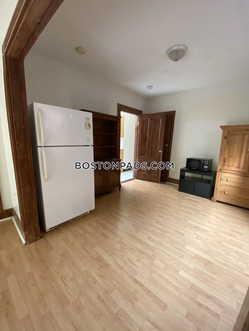 BOSTON - FORT HILL - 5 Beds, 2 Baths - Image 3