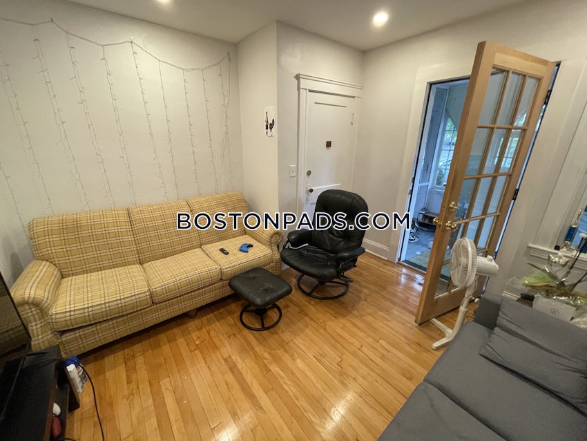 MEDFORD - TUFTS - 4 Beds, 1 Bath - Image 4