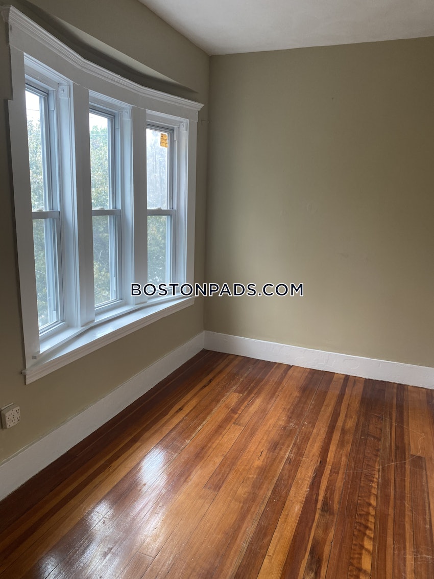 MEDFORD - TUFTS - 3 Beds, 1 Bath - Image 4