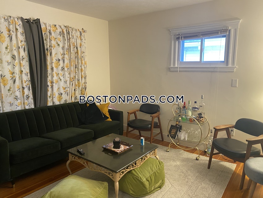 MEDFORD - TUFTS - 3 Beds, 1 Bath - Image 13