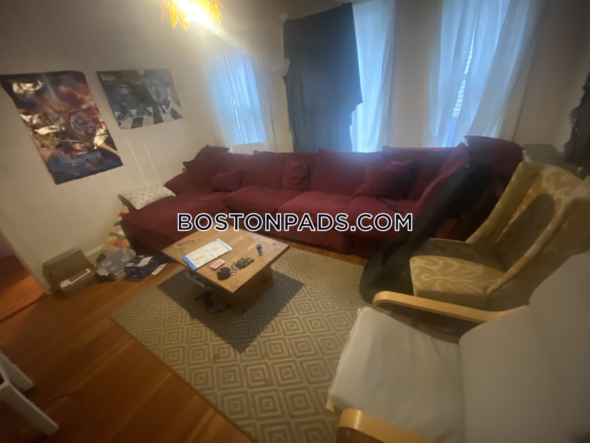 SOMERVILLE - TUFTS - 3 Beds, 1 Bath - Image 4