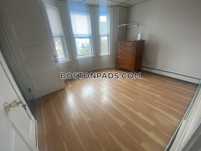 MEDFORD - TUFTS - 5 Beds, 2 Baths - Image 34