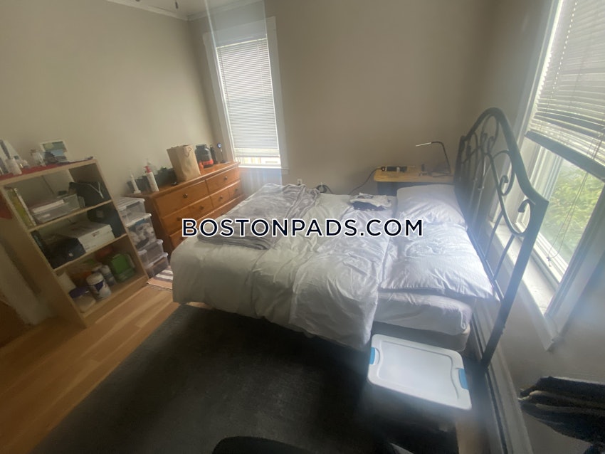 MEDFORD - TUFTS - 5 Beds, 2 Baths - Image 19