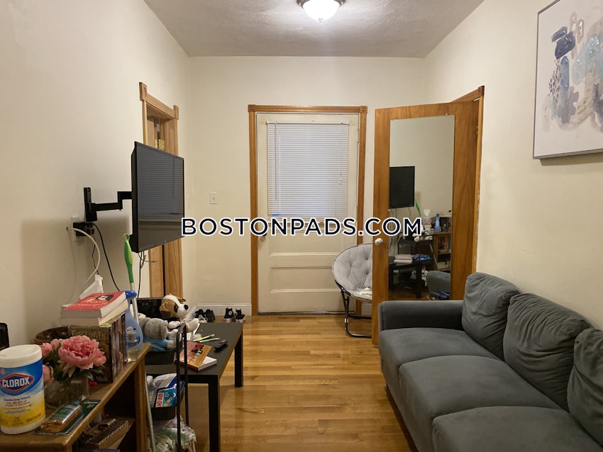 MEDFORD - TUFTS - 3 Beds, 1 Bath - Image 2