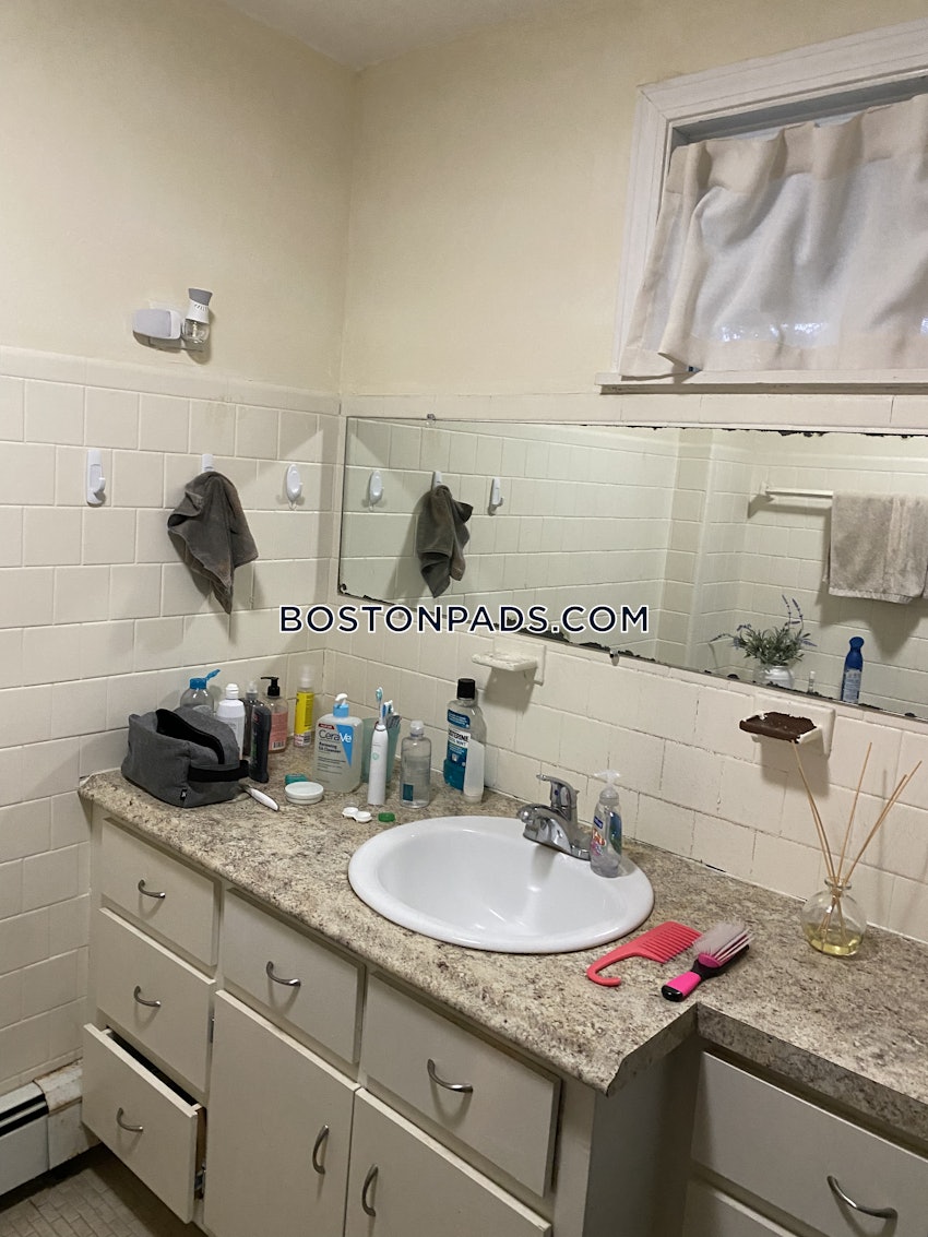 MEDFORD - TUFTS - 3 Beds, 1 Bath - Image 17