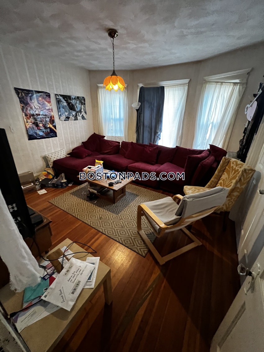 SOMERVILLE - TUFTS - 3 Beds, 1 Bath - Image 5