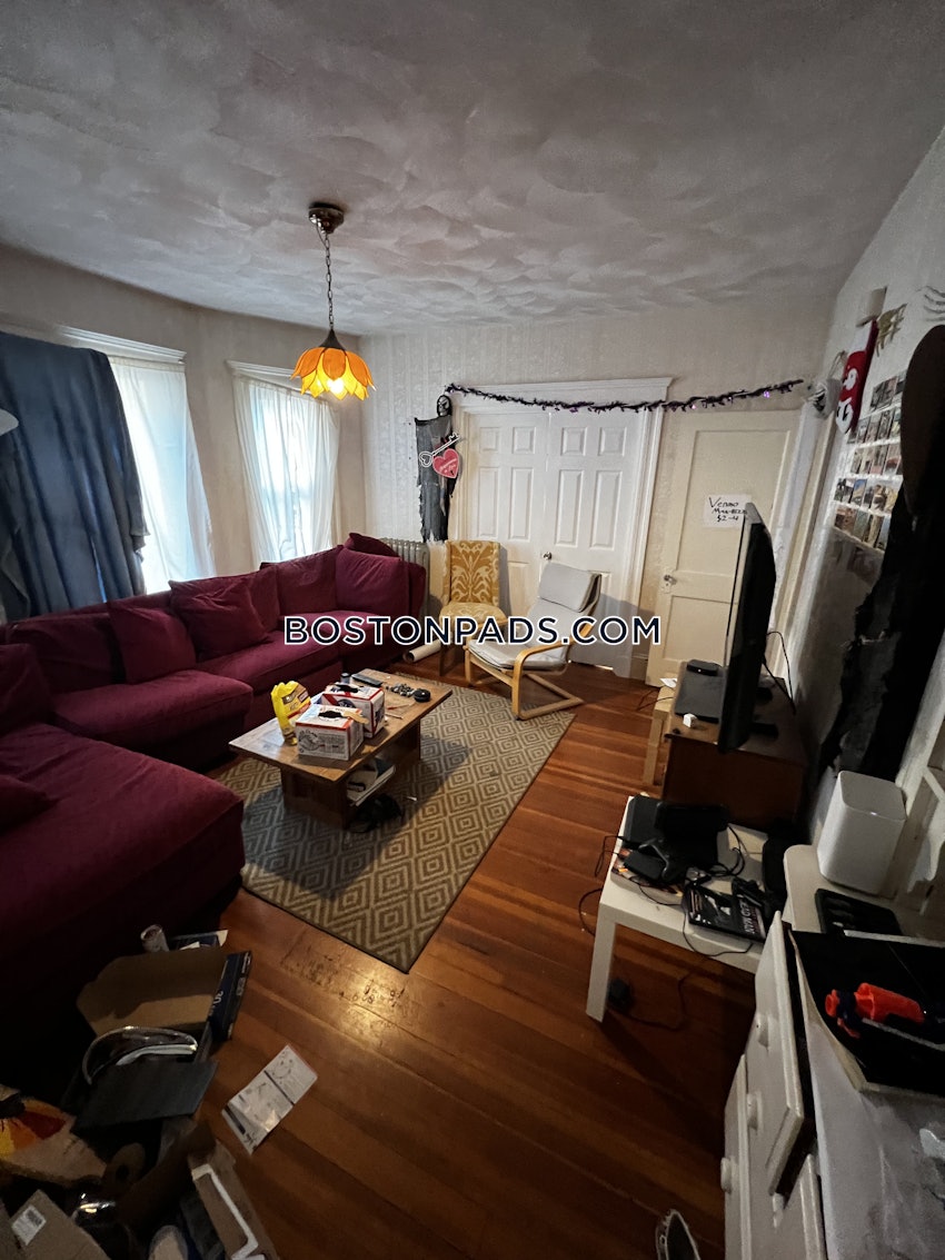 SOMERVILLE - TUFTS - 3 Beds, 1 Bath - Image 11