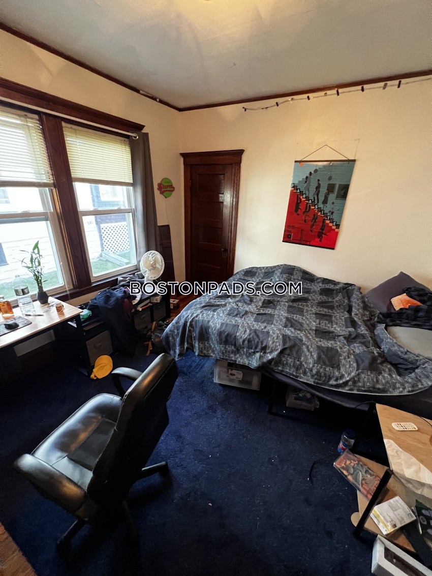 SOMERVILLE - TUFTS - 3 Beds, 1 Bath - Image 25