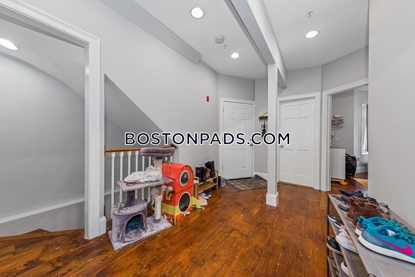 BOSTON - MISSION HILL - 4 Beds, 2 Baths - Image 3