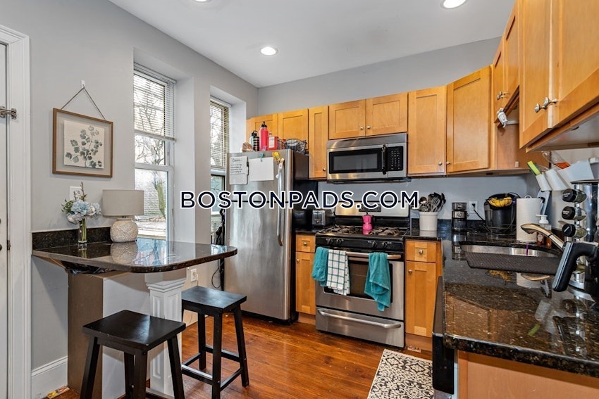 BOSTON - MISSION HILL - 4 Beds, 2 Baths - Image 13