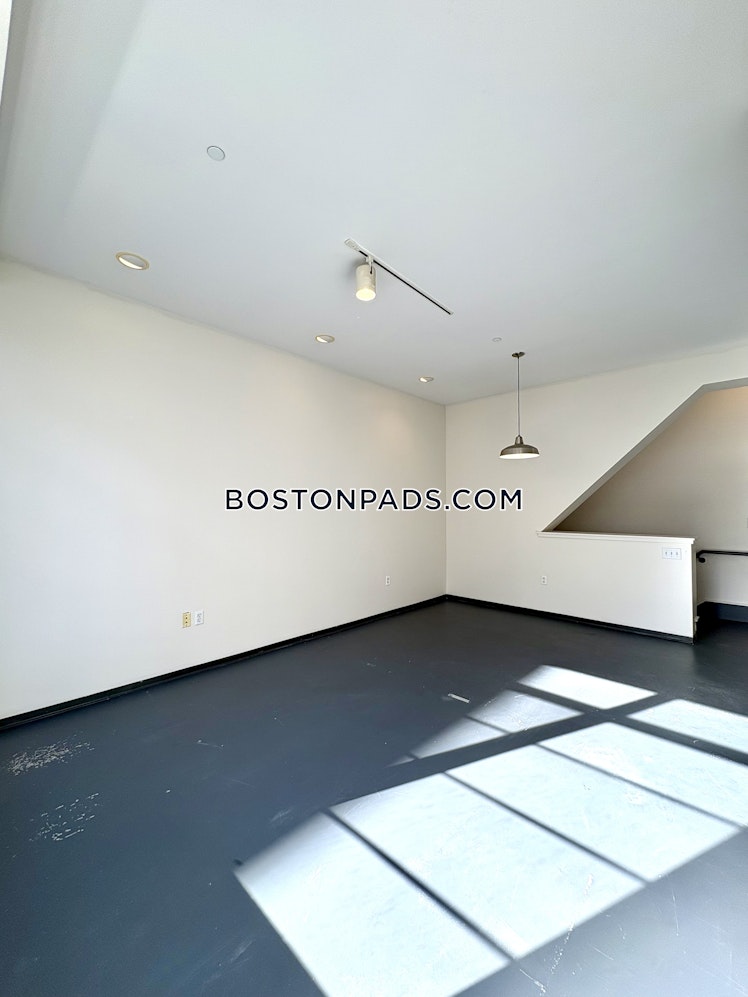 East Berkeley St., Boston