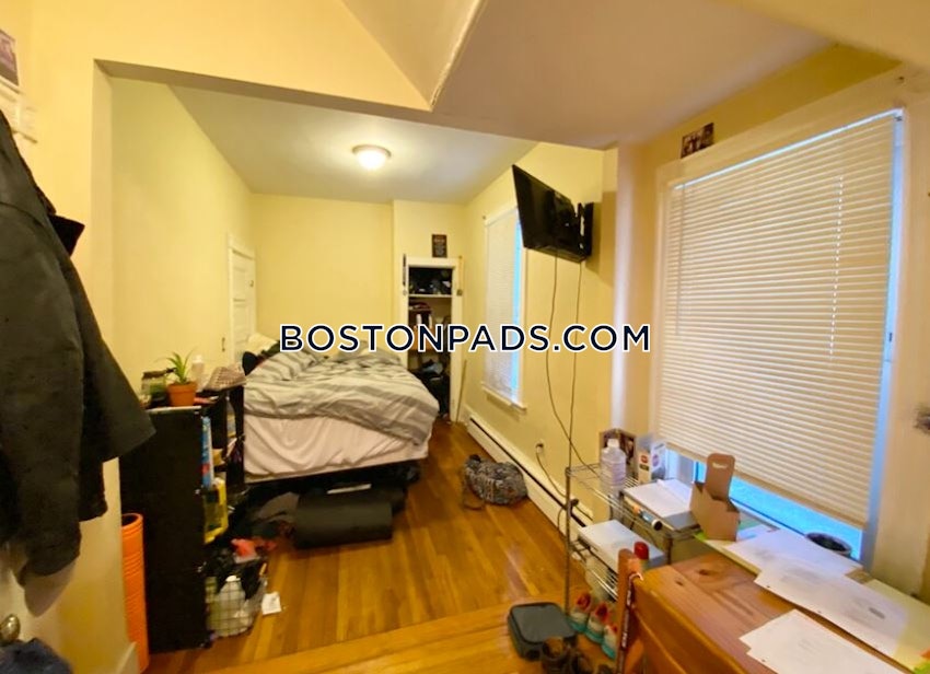 BOSTON - MISSION HILL - 4 Beds, 2 Baths - Image 9