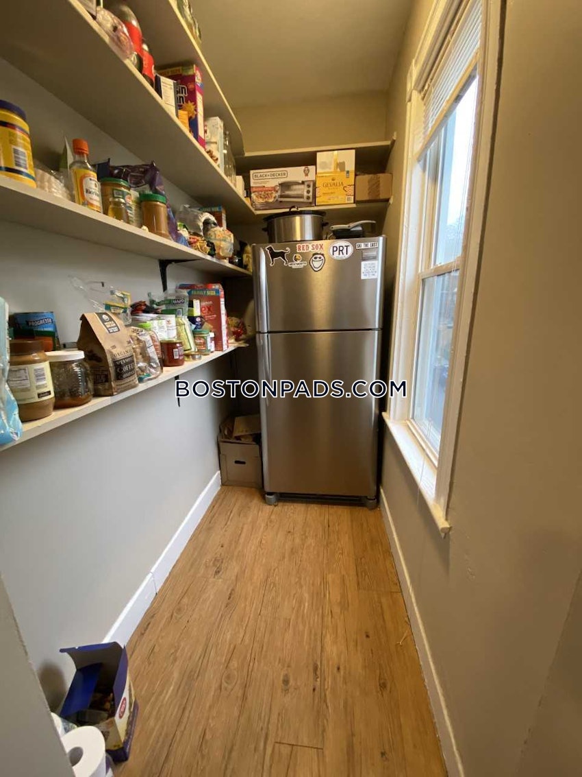 BOSTON - MISSION HILL - 4 Beds, 1 Bath - Image 10