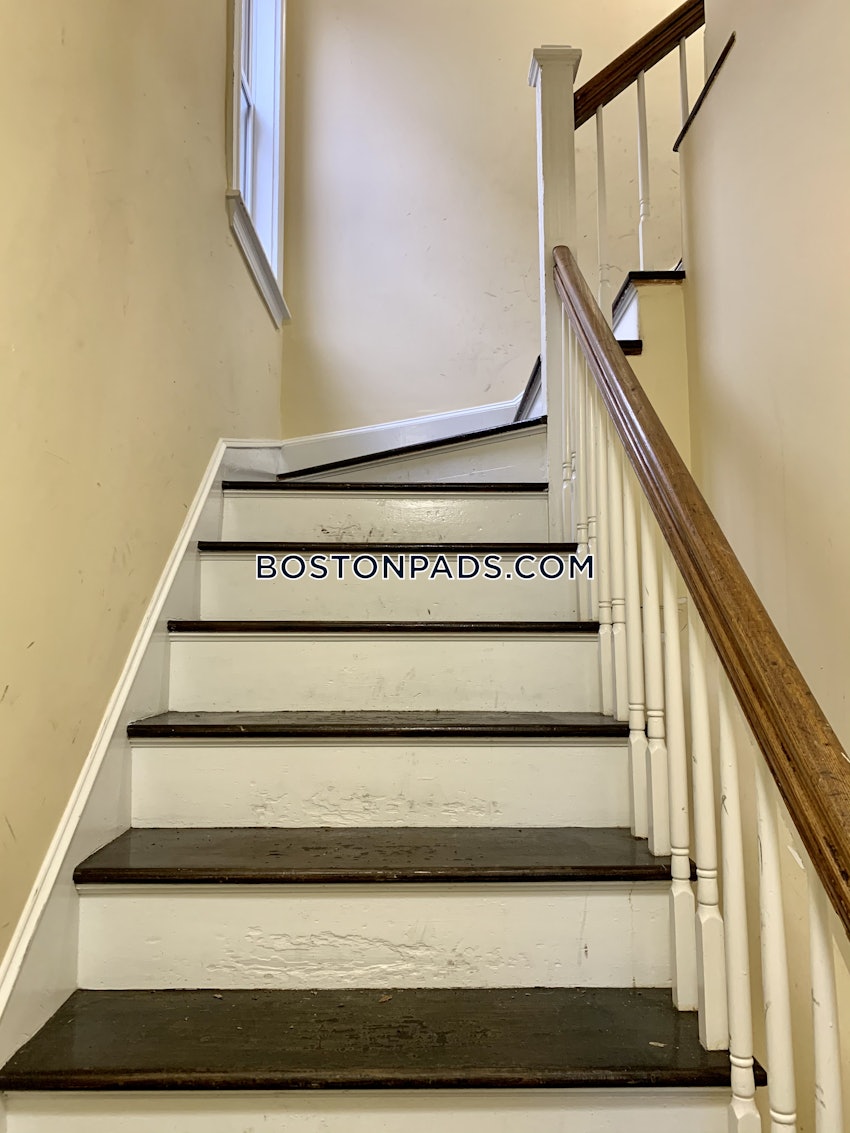 BOSTON - MISSION HILL - 4 Beds, 1 Bath - Image 17