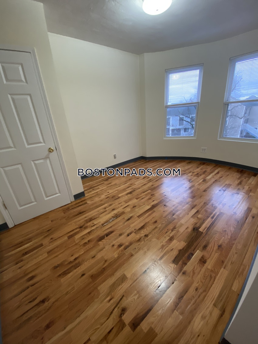 BOSTON - MISSION HILL - 3 Beds, 1 Bath - Image 12