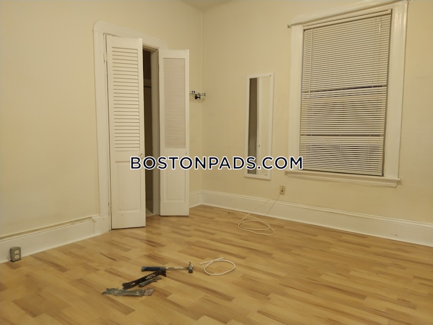 BOSTON - MISSION HILL - 4 Beds, 1 Bath - Image 12