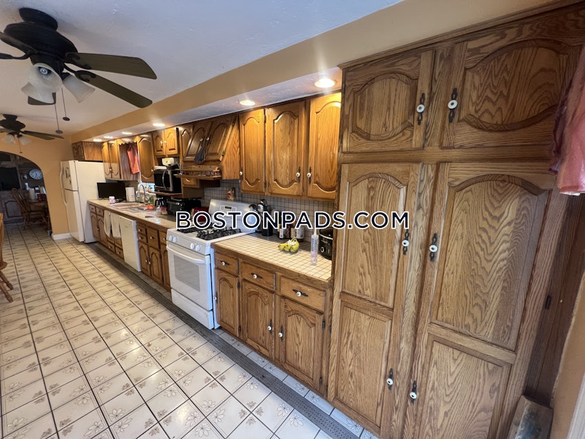 QUINCY - WOLLASTON - 3 Beds, 1.5 Baths - Image 1