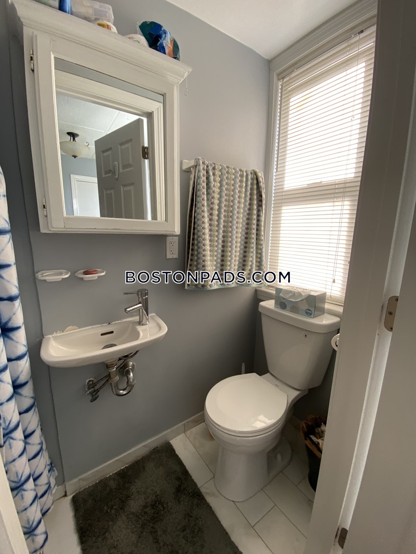 MEDFORD - TUFTS - 3 Beds, 2 Baths - Image 11