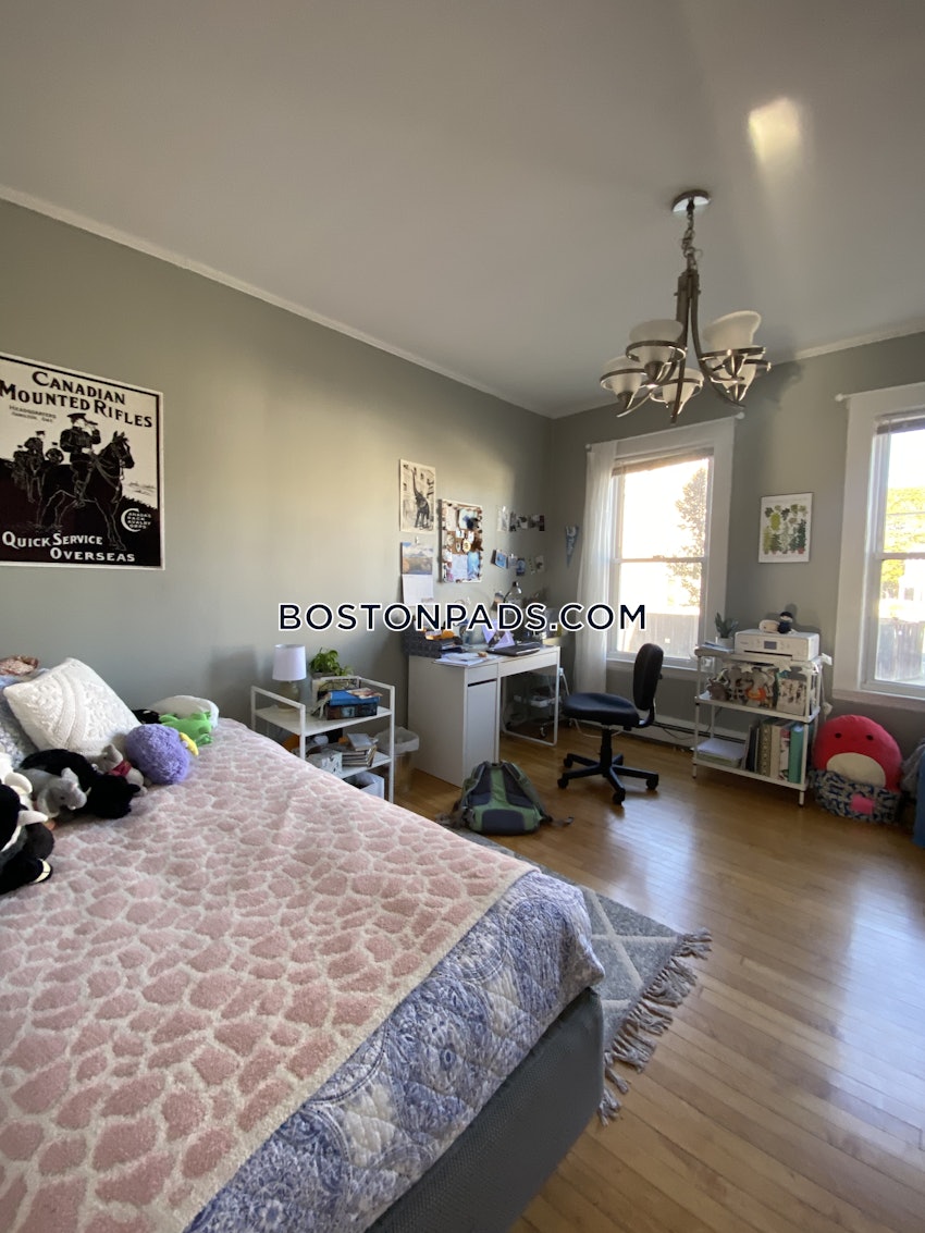 MEDFORD - TUFTS - 3 Beds, 2 Baths - Image 10