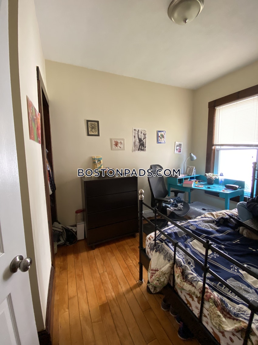 MEDFORD - TUFTS - 3 Beds, 2 Baths - Image 9