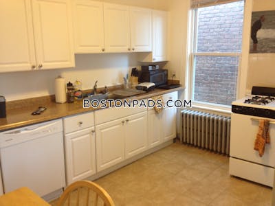Allston/brighton Border Spacious 3 Bed 1 bath available 9/1 on Kelton St in Allston! Boston - $4,400 No Fee