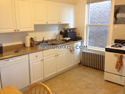 Allston/brighton Border Spacious 3 Bed 1 bath available 9/1 on Kelton St in Allston! Boston - $4,400 No Fee