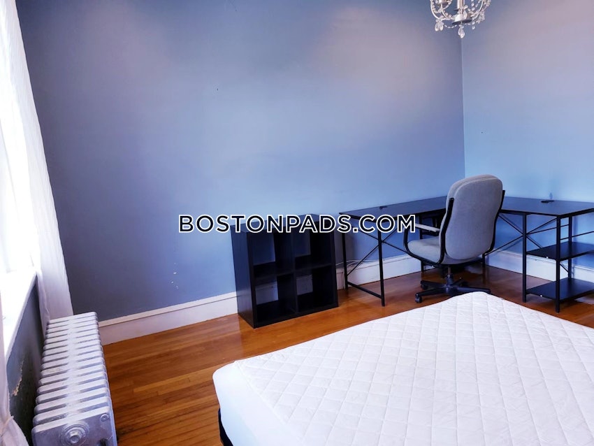 BROOKLINE- BOSTON UNIVERSITY - 4 Beds, 1 Bath - Image 9