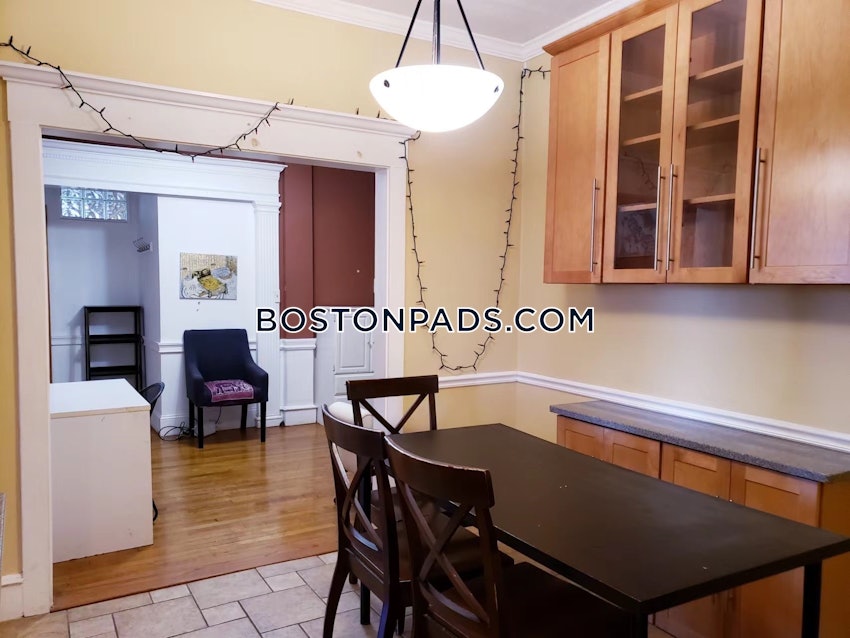 BROOKLINE- BOSTON UNIVERSITY - 4 Beds, 1 Bath - Image 4