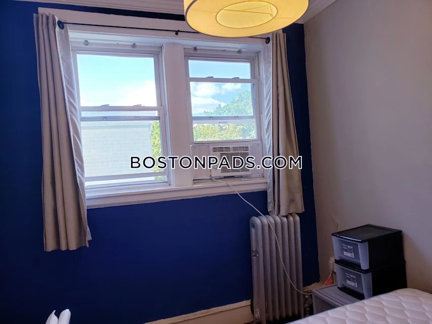 BROOKLINE- BOSTON UNIVERSITY - 4 Beds, 1 Bath - Image 5