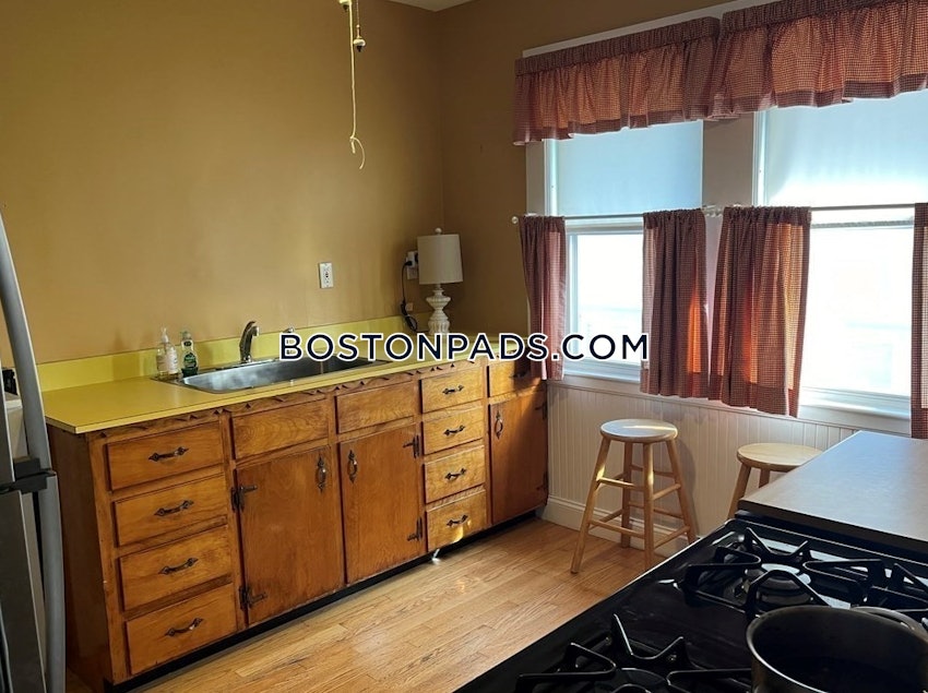 MEDFORD - TUFTS - 4 Beds, 1 Bath - Image 1