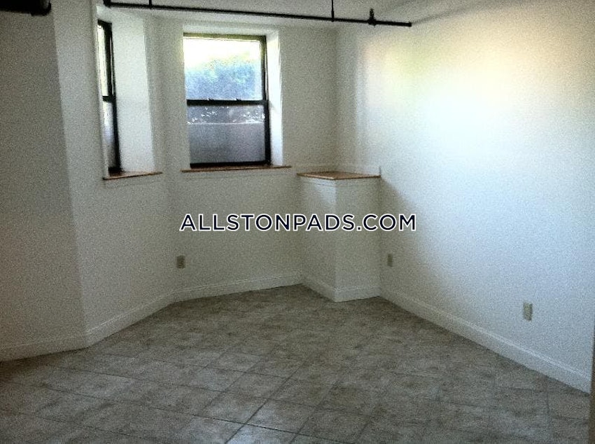 Boston - Allston/Brighton Border - 3 Beds, 2 Baths - Image 4