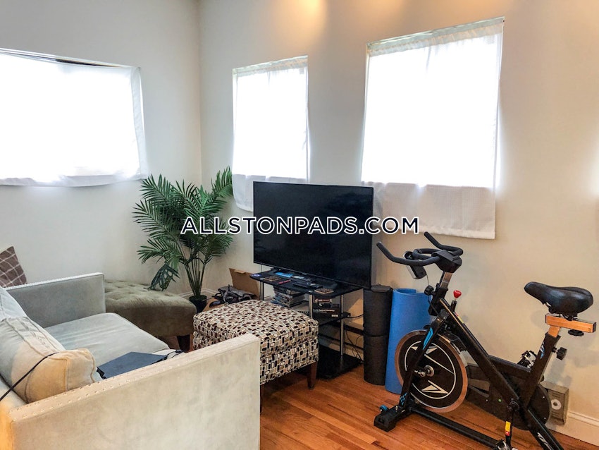 BOSTON - BRIGHTON - OAK SQUARE - 4 Beds, 2 Baths - Image 1