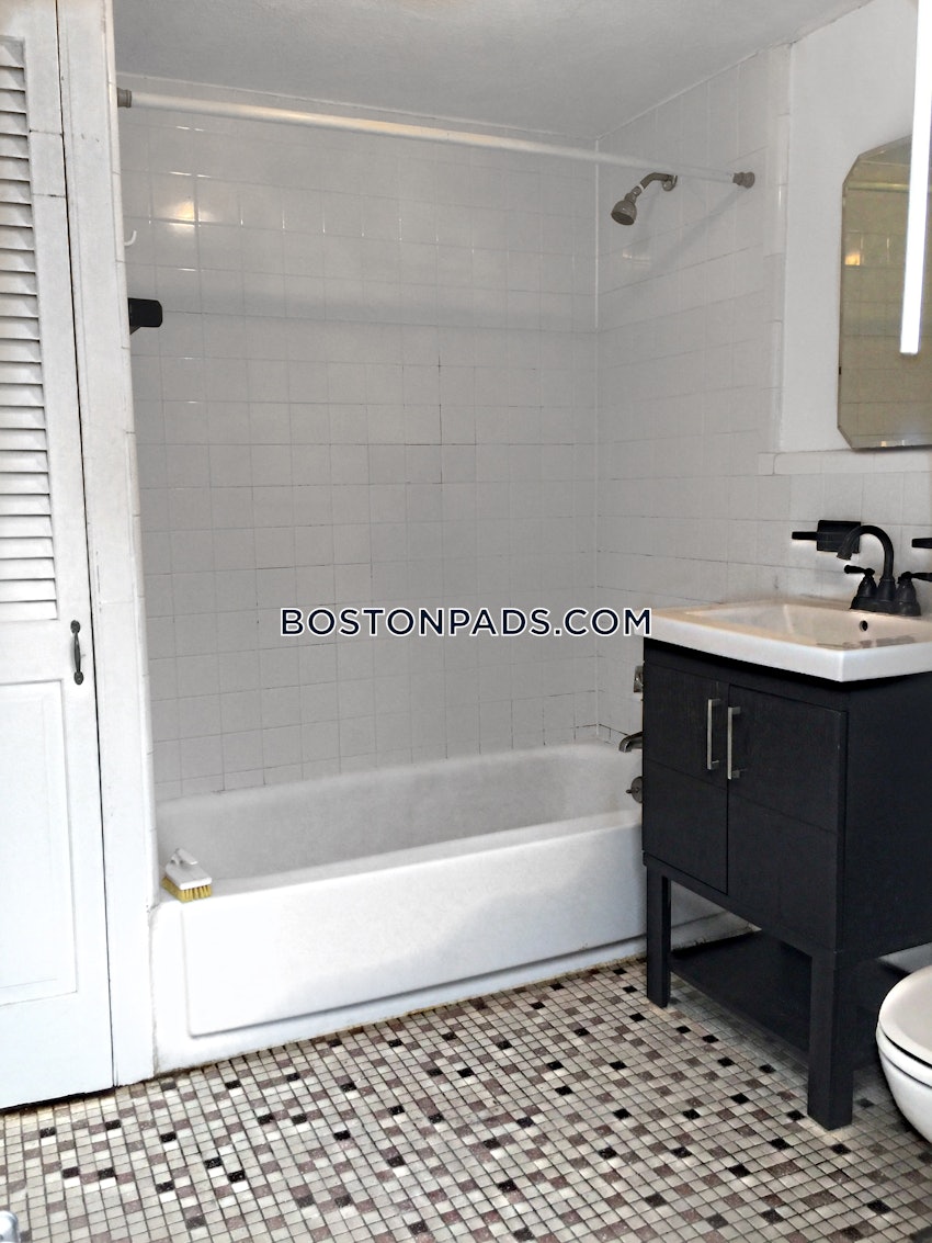 BOSTON - BAY VILLAGE - 1 Bed, 1 Bath - Image 4