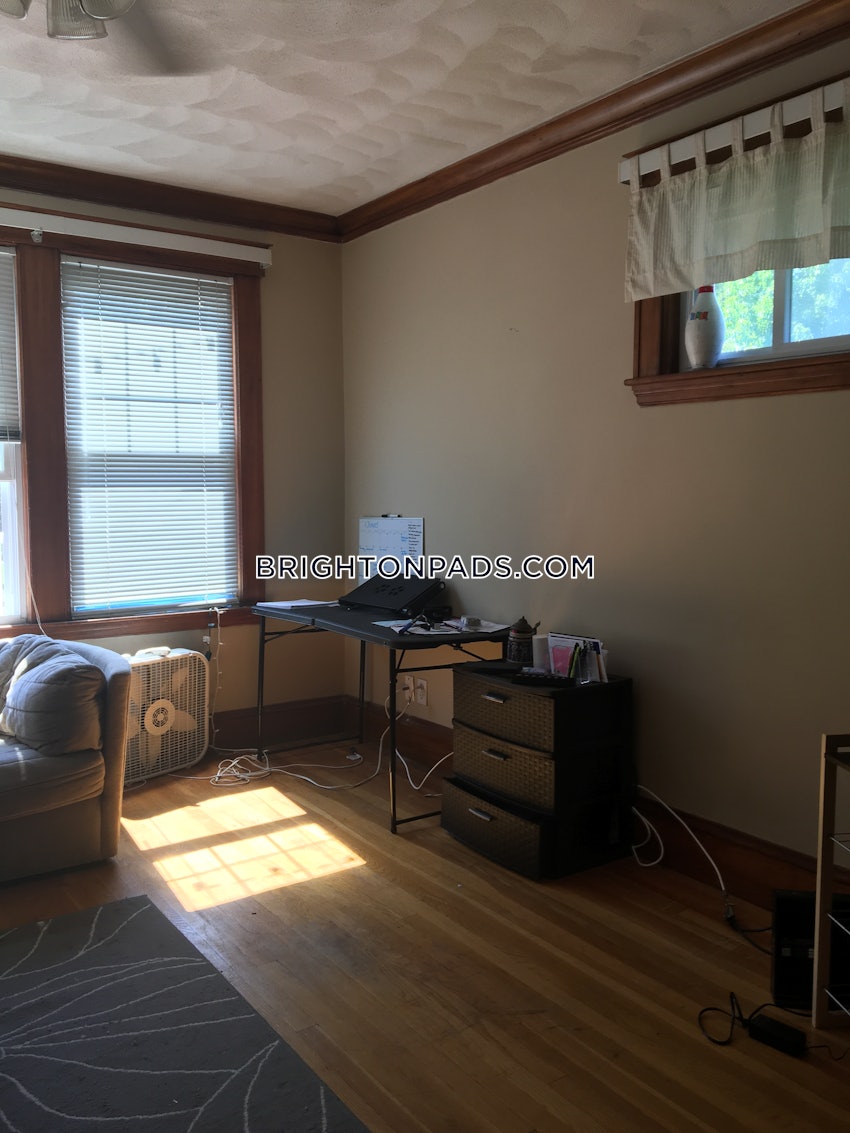 BOSTON - BRIGHTON - BOSTON COLLEGE - 3 Beds, 1 Bath - Image 3