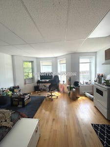 Brighton Lovely 1 Bed 1 Bath in Cleveland Circle Boston - $2,000