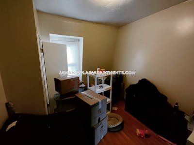 Jamaica Plain 3 Bedroom 1 Bathroom Unit on Hyde Park Ave in Hyde Park Ave  Boston - $2,700