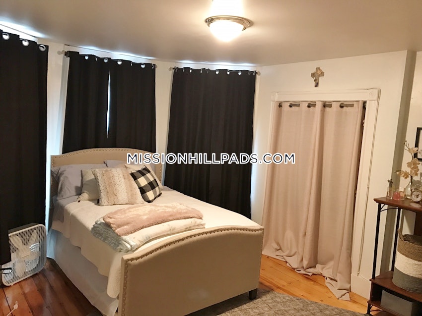 BOSTON - MISSION HILL - 5 Beds, 2 Baths - Image 9