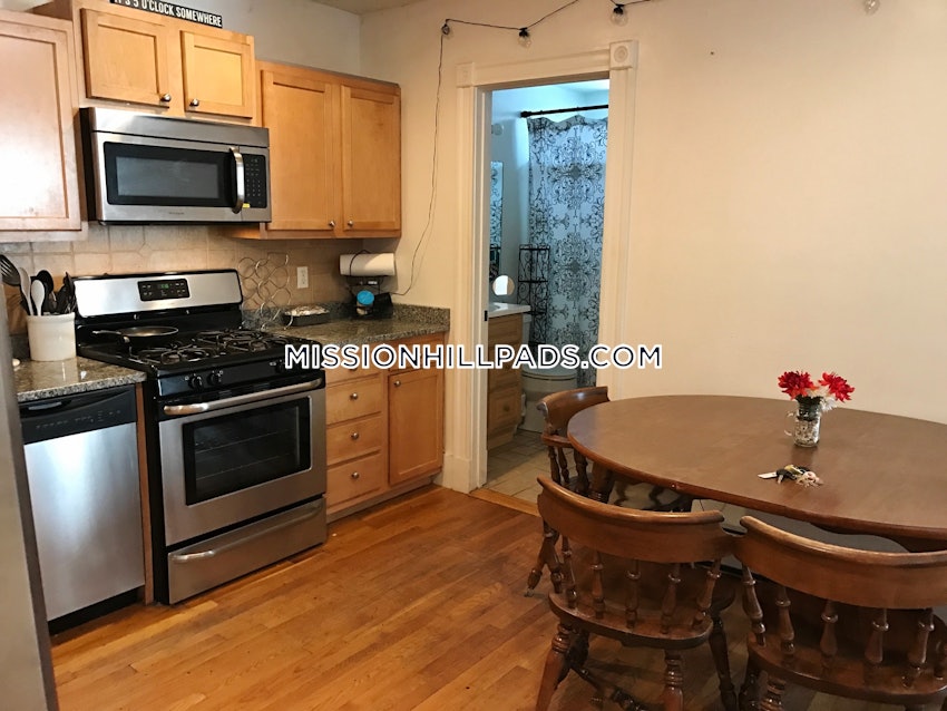 BOSTON - MISSION HILL - 5 Beds, 2 Baths - Image 3