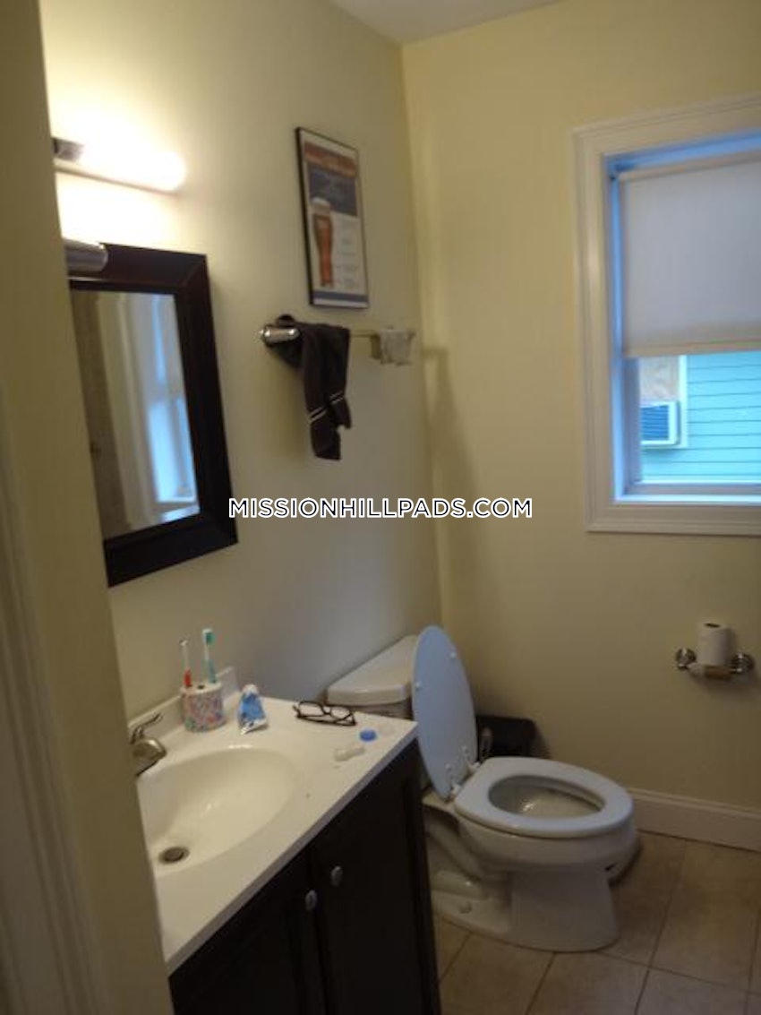 BOSTON - MISSION HILL - 4 Beds, 1 Bath - Image 8