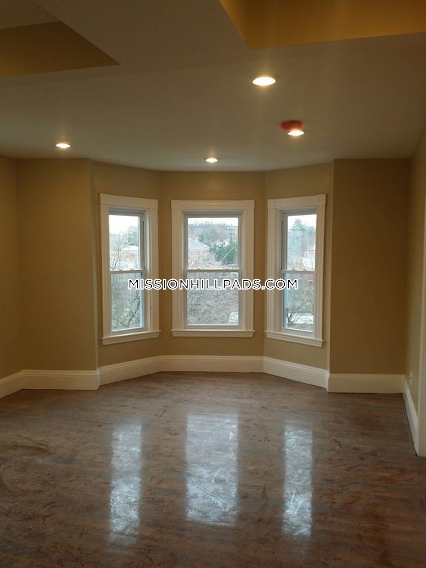 BOSTON - MISSION HILL - 5 Beds, 2 Baths - Image 5