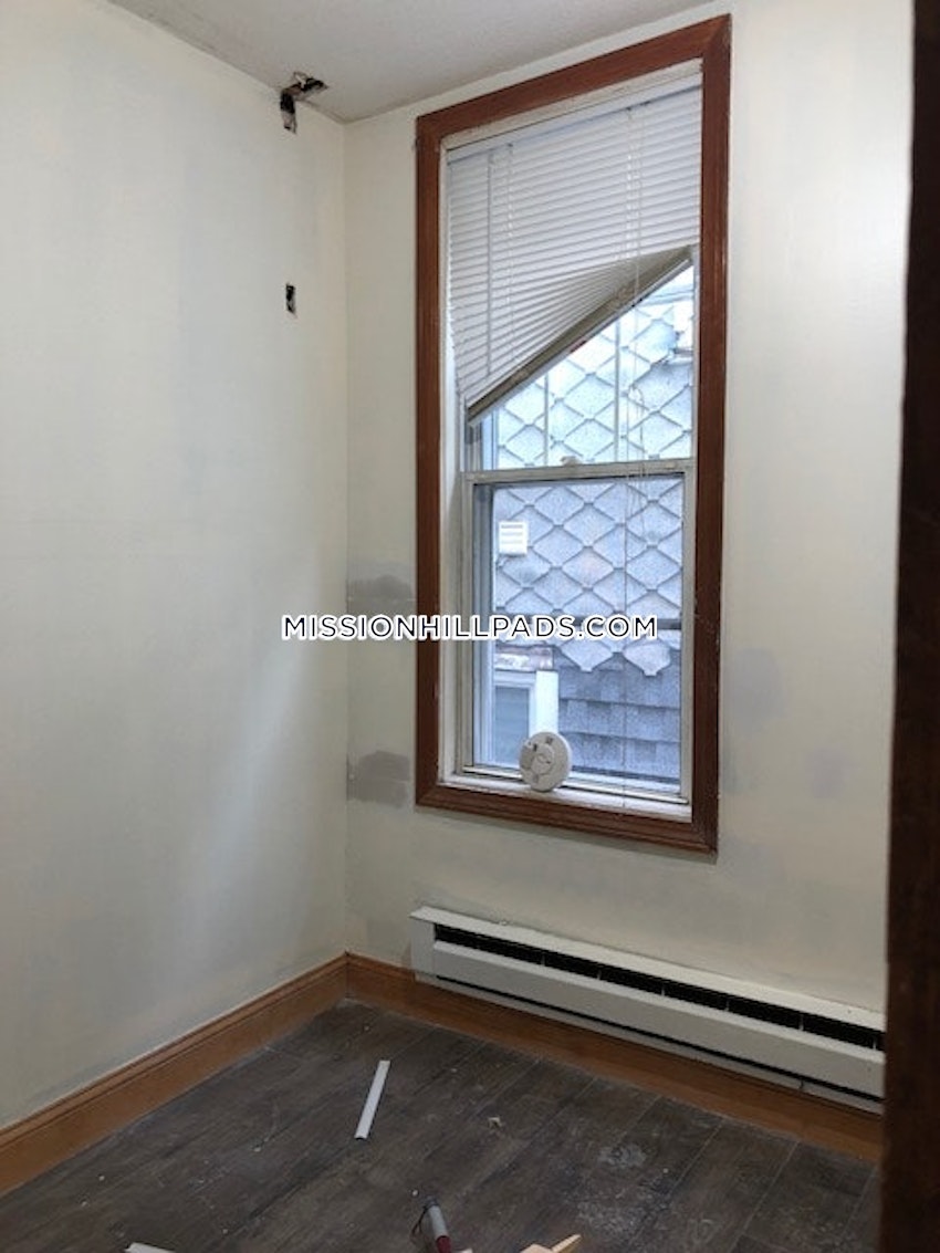 BOSTON - MISSION HILL - 5 Beds, 2 Baths - Image 54