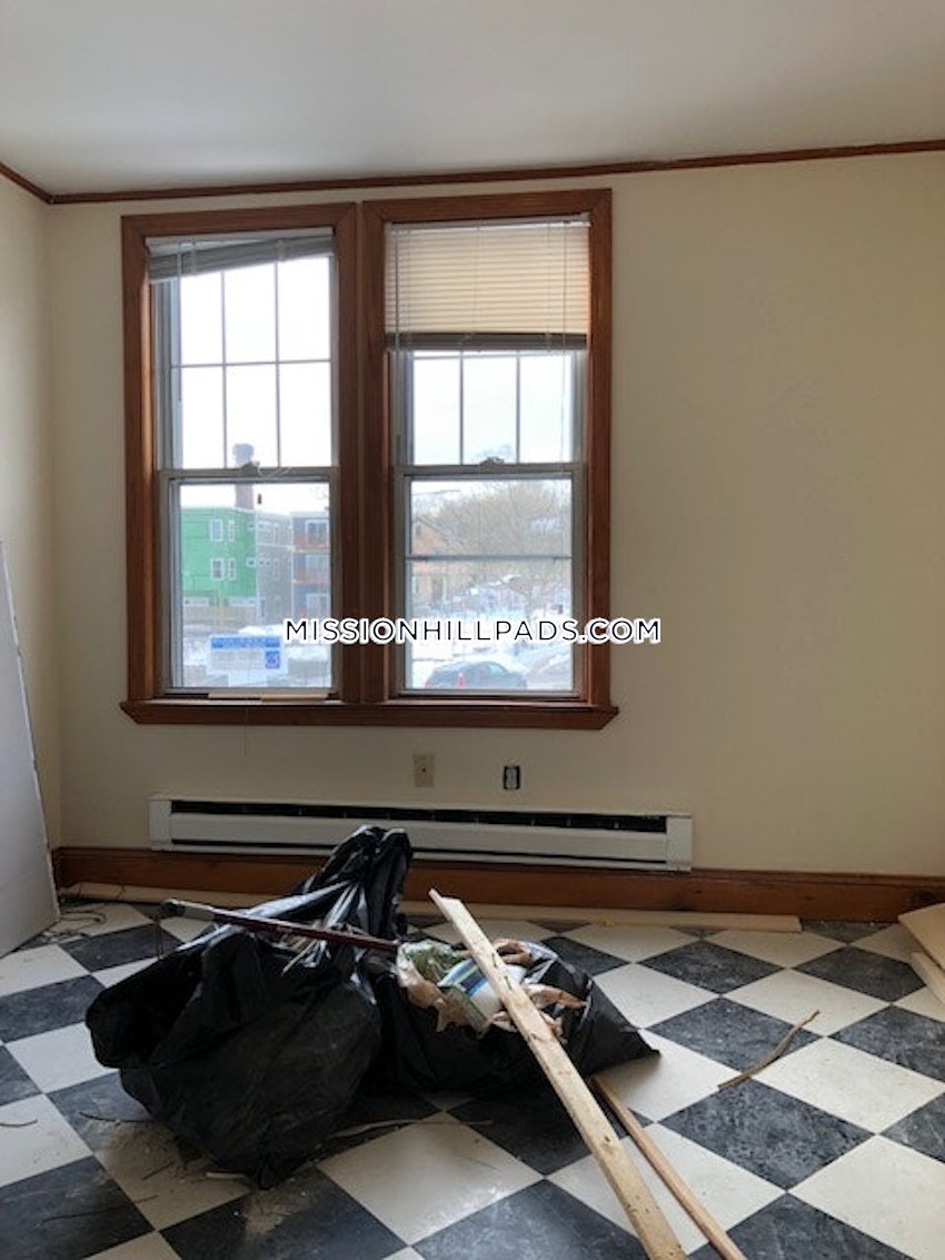 BOSTON - MISSION HILL - 5 Beds, 2 Baths - Image 47
