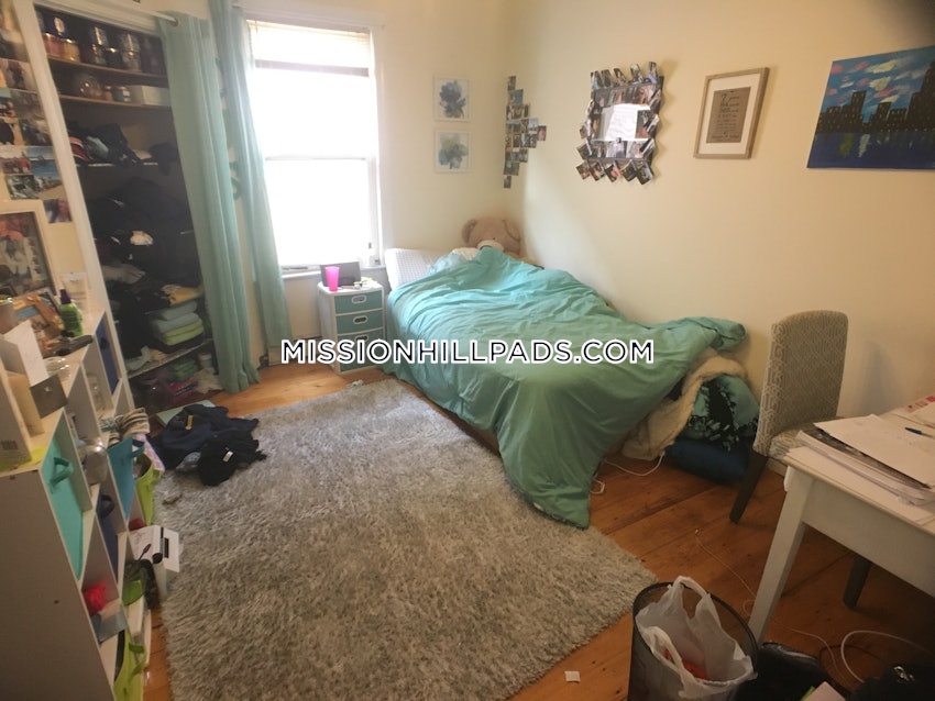 BOSTON - MISSION HILL - 3 Beds, 1 Bath - Image 3