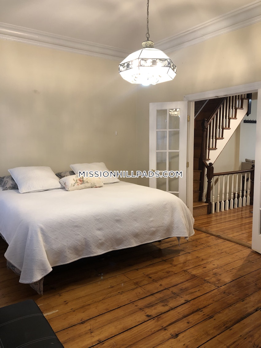 BOSTON - MISSION HILL - 3 Beds, 2 Baths - Image 17