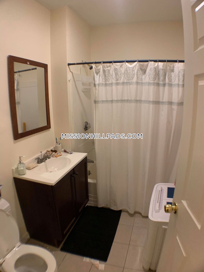 BOSTON - MISSION HILL - 4 Beds, 1 Bath - Image 22