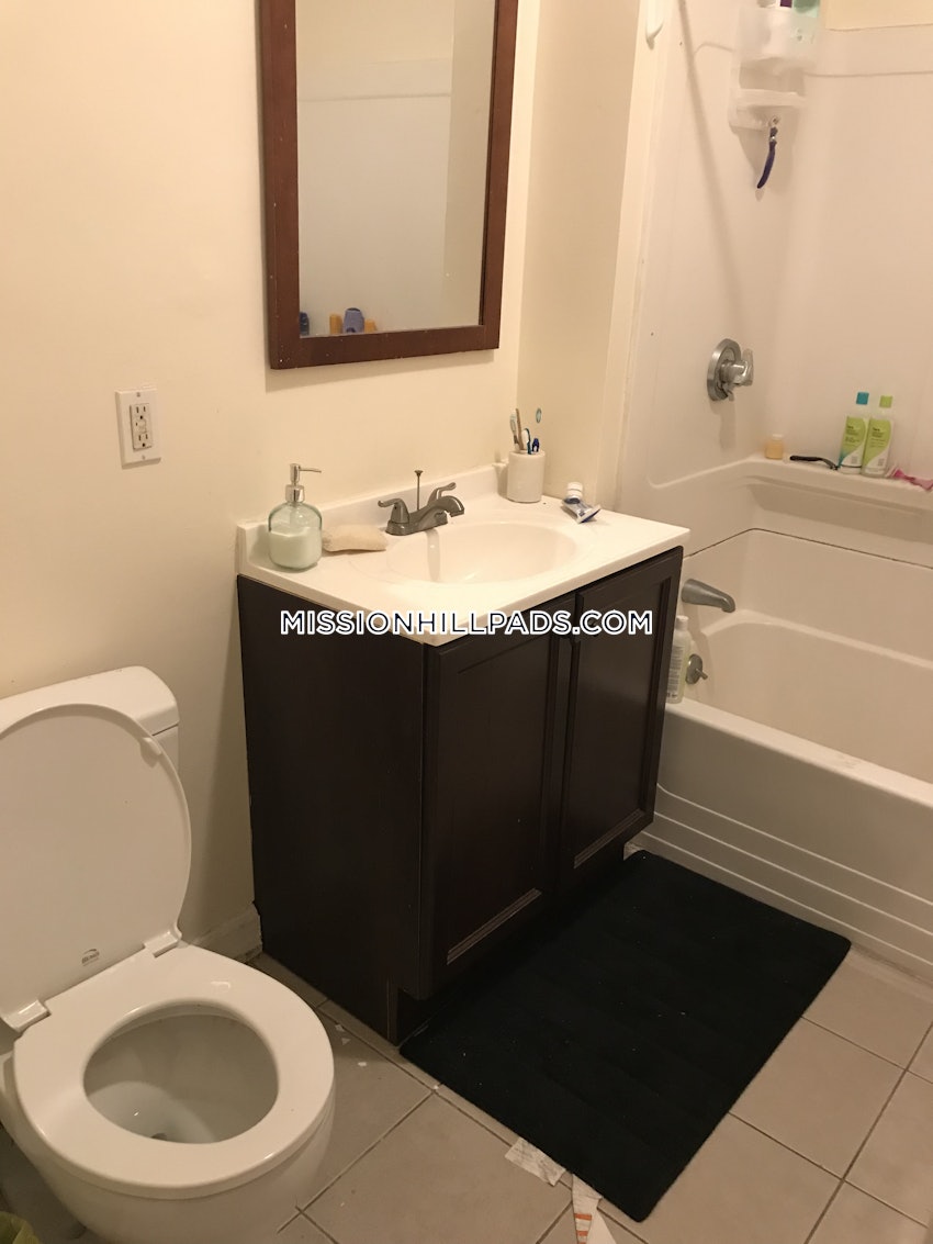 BOSTON - MISSION HILL - 4 Beds, 1 Bath - Image 12