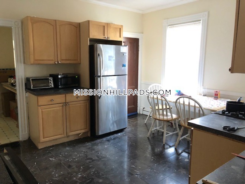 BOSTON - MISSION HILL - 3 Beds, 1 Bath - Image 3